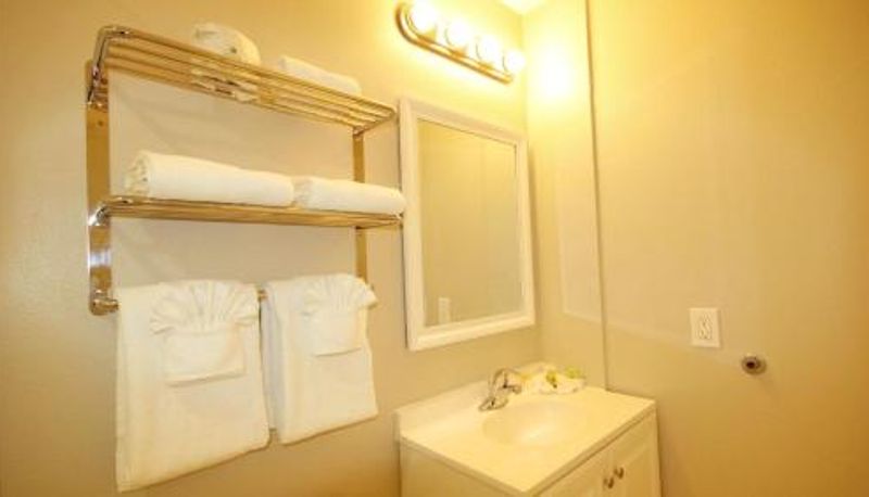 Banyo - John's Pass Hotel - Fully Remote Check In