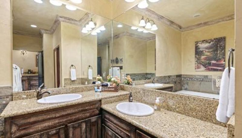 Banyo - Blanco Riverside Cottages