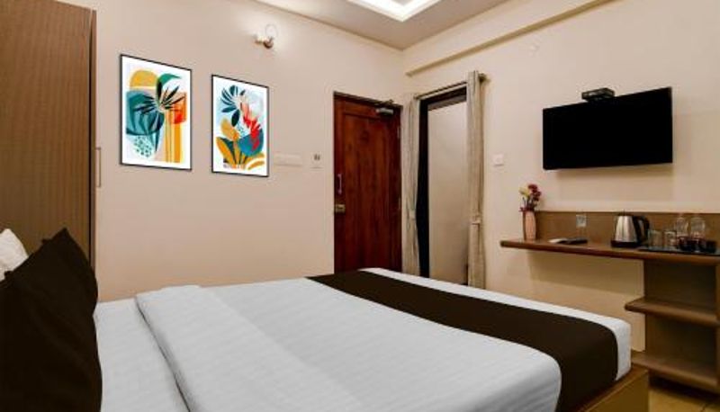 Room - Townhouse The 36 Inn Madhuravada Bus Stop