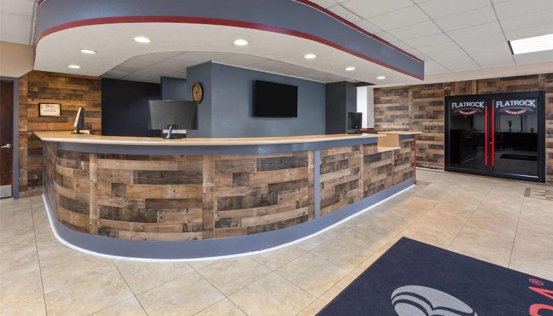 Hall - Quality Inn & Suites