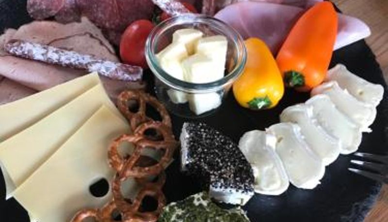 Salle de petit-déjeuner dans le restaurant - Gästehaus & Café Leeze