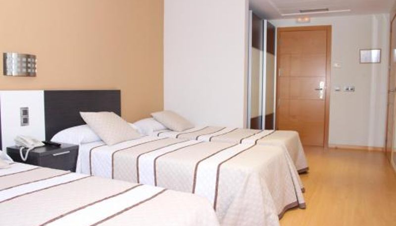 Dreibettzimmer - Hotel Ciutat d'Amposta