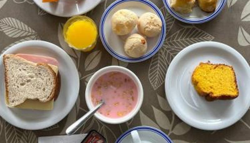 Frühstücksraum innerhalb des Restaurants - ACOMODARE HOTEL- SOB NOVA Direção