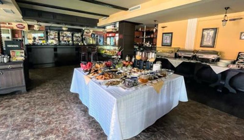 Salle de petit-déjeuner dans le restaurant - Lotus Family Hotel - Free Parking