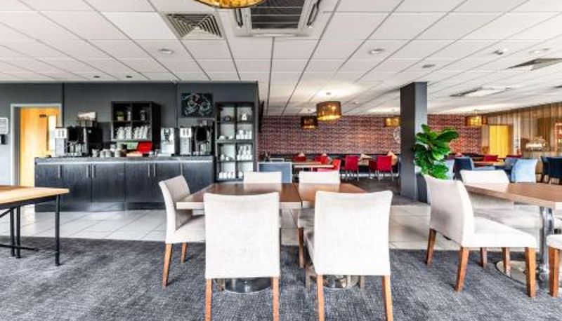 Sala śniadaniowa w restauracji - Park Inn by Radisson Peterborough