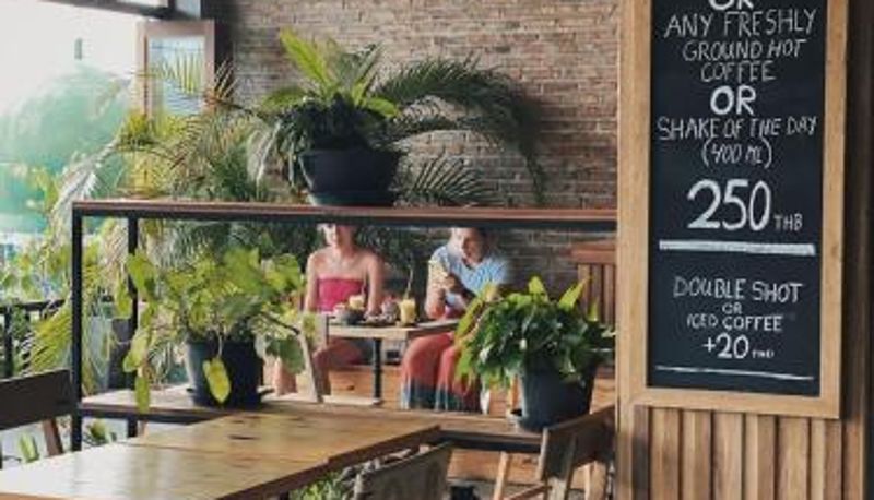 Sala prima colazione all'interno del ristorante - The Reef Hotel & Studios