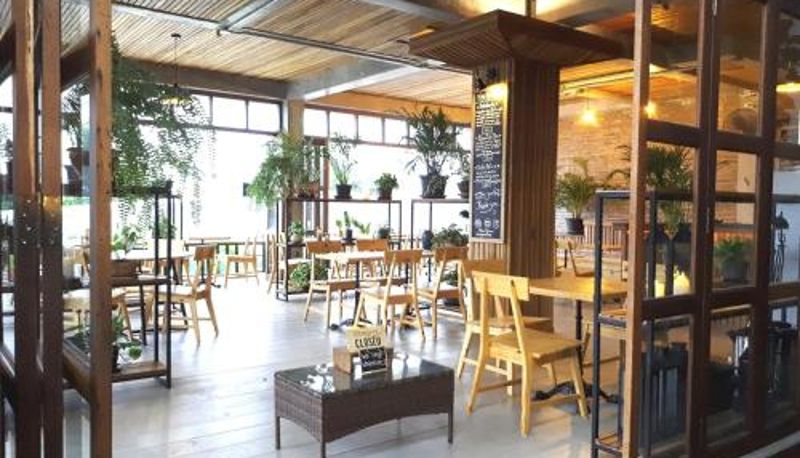 Sala prima colazione all'interno del ristorante - The Reef Hotel & Studios