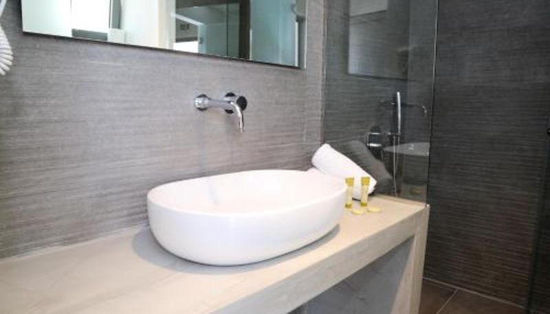 Tripla - Megara Hotel
