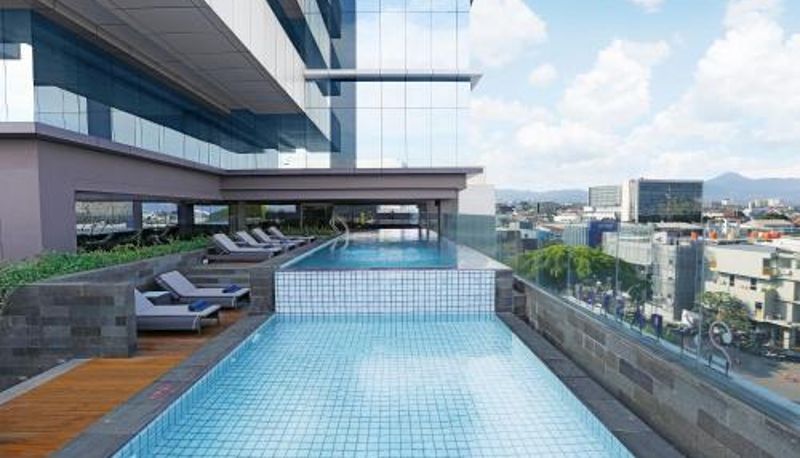 Basen - YELLO Hotel Paskal Bandung