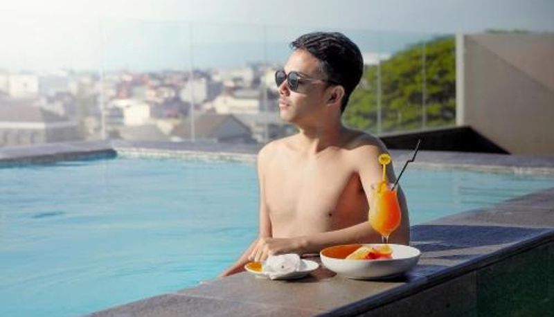 Basen - YELLO Hotel Paskal Bandung