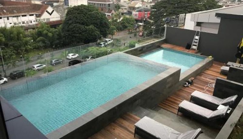 Basen - YELLO Hotel Paskal Bandung