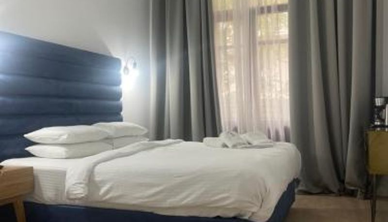 Zimmer - The Maroon Bottle Hotel
