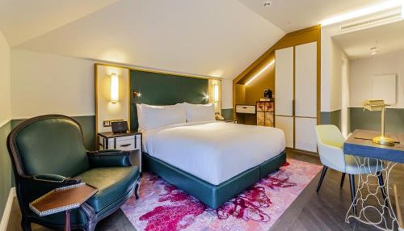 Chambre - The Emerald House Lisbon Curio Collection by Hilton