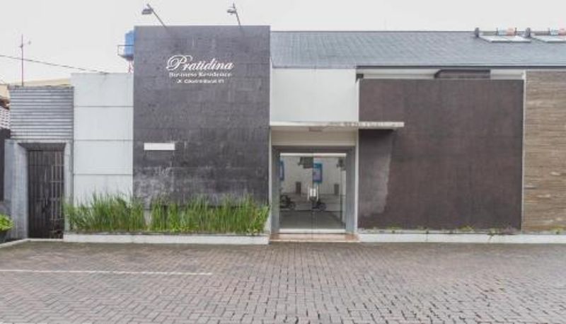 Area esterna dell'hotel - RedDoorz @ Cikutra 3