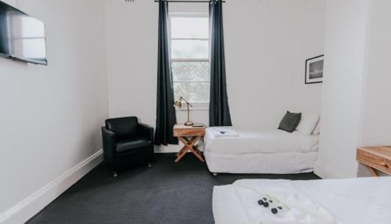 Habitación triple - Holmesville Hotel