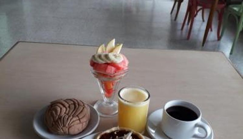 Salle de petit-déjeuner dans le restaurant - Hotel Royalty