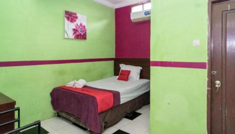 Camera - RedDoorz near Uniska Banjarmasin