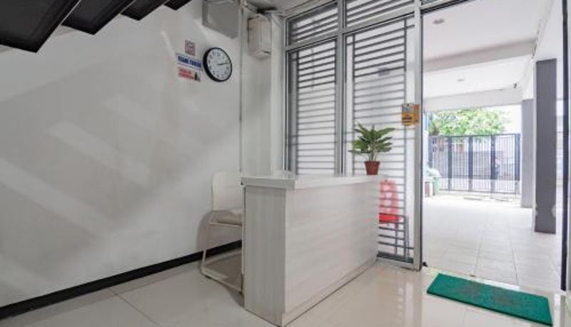 Recepcja - RedDoorz Syariah At Afifah Guest House near Bikasoga Sport Center