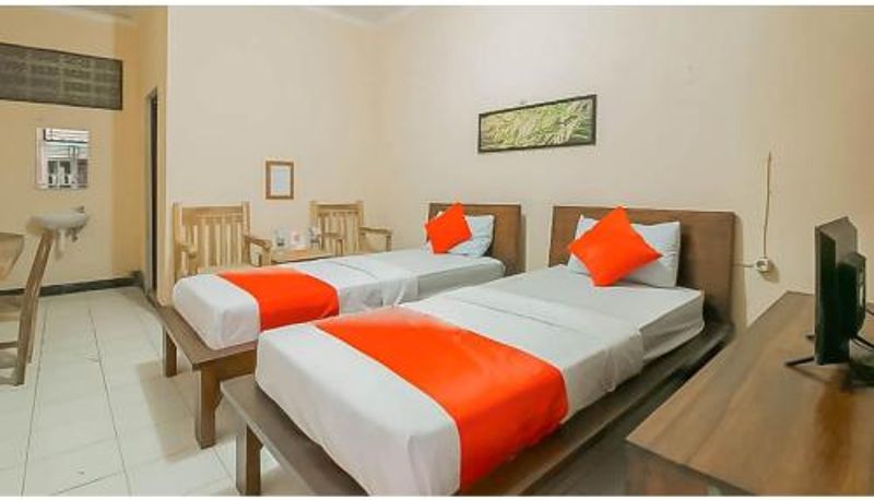 Standardzimmer - RedDoorz @ Pantai Pelabuhan Ratu 2