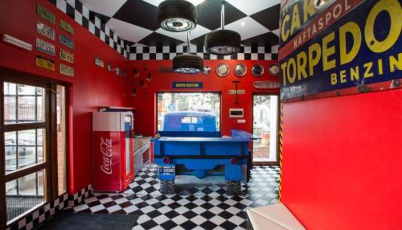 Información - Retro hotel Garage
