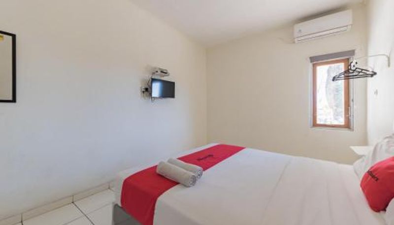 Zimmer - RedDoorz Syariah @ Jl Raya Sukabumi