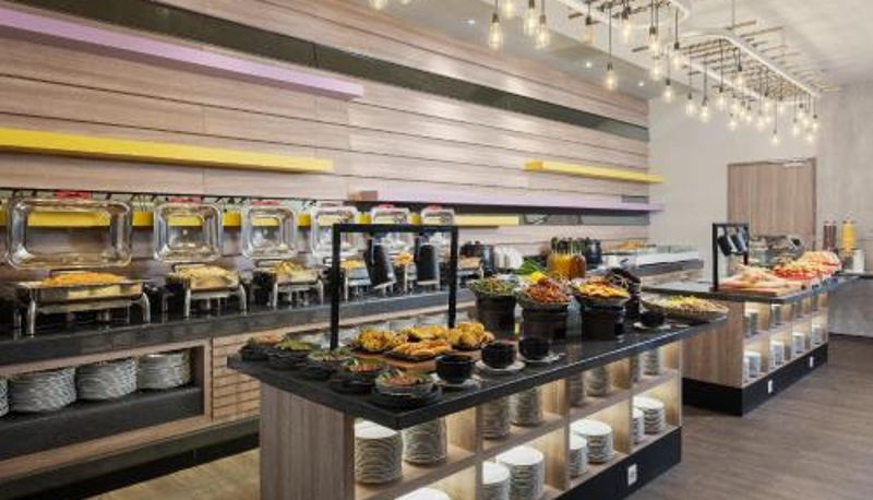 Ontbijtzaal in het restaurant - Harper Banjarmasin by ASTON