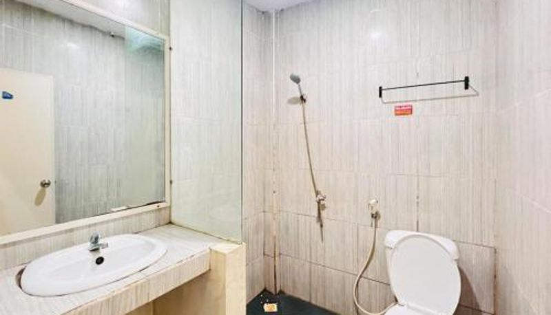 Bathroom - RedDoorz near Alun Alun Sidoarjo