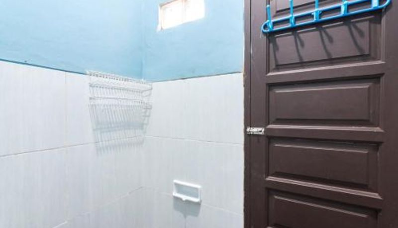Badezimmer - RedDoorz Syariah near Jalan Jakarta Samarinda