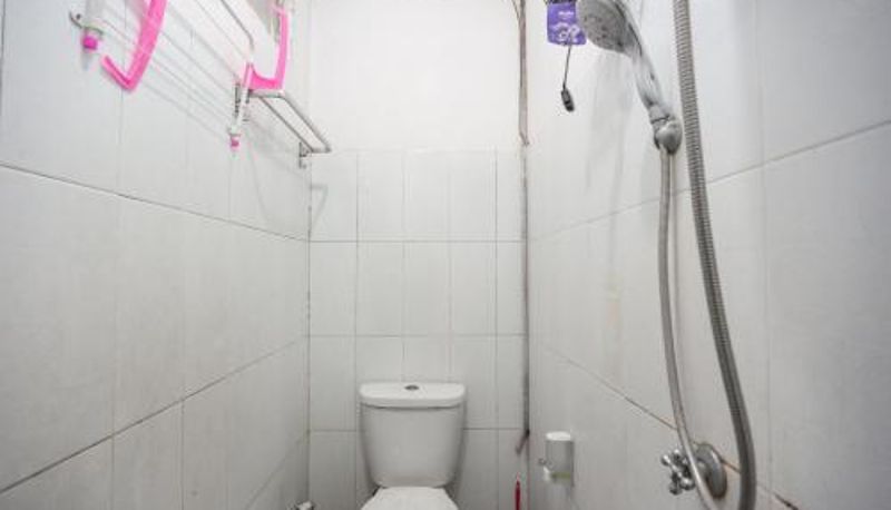 Łazienka - RedDoorz Syariah near PGC Cililitan