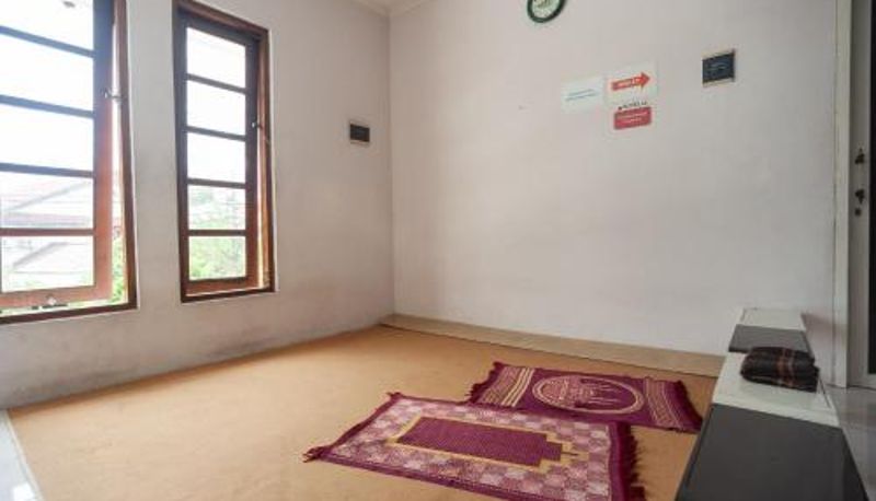 Zewnętrzna część hotelu - RedDoorz Syariah near PGC Cililitan