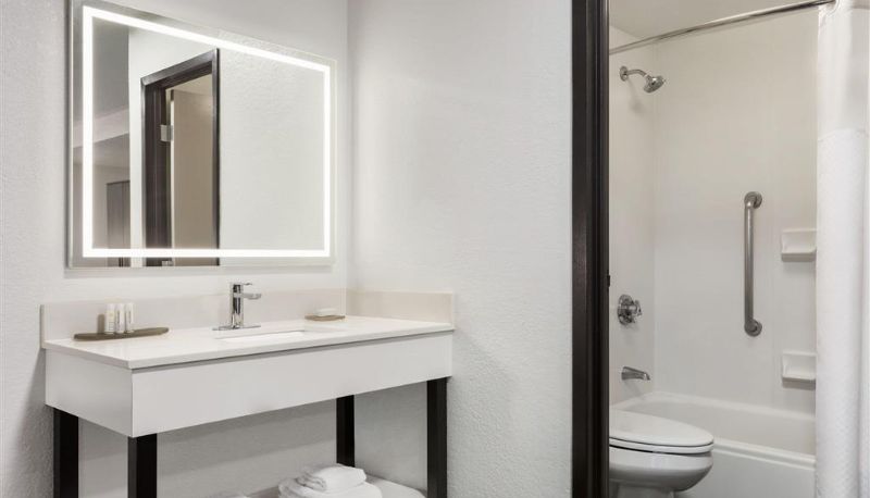 Kamer - La Quinta Inn & Suites by Wyndham Cleveland Airport West