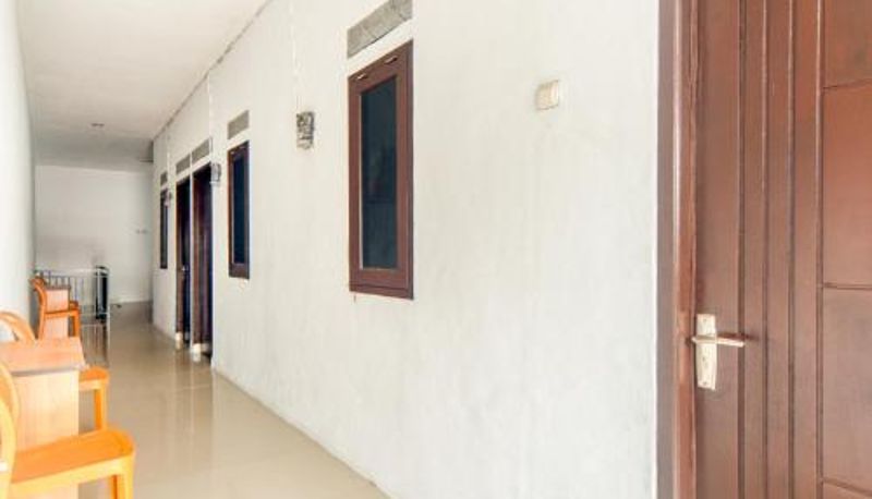 Area esterna dell'hotel - RedDoorz near Graha Cijantung Mall