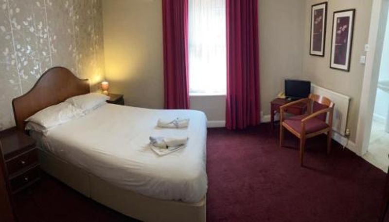 Habitación - The Embassy Hotel