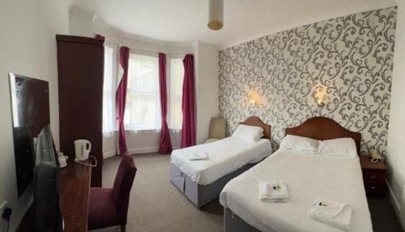 Habitación triple - The Embassy Hotel