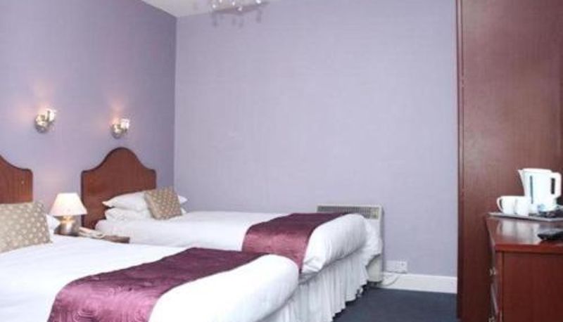 Habitación - The Embassy Hotel