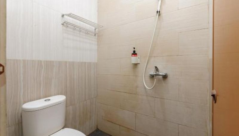 Banyo - RedDoorz Syariah @ Jatinegara