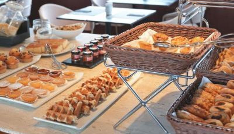 Buffet - Costa do Sal Hotel Boat Lounge