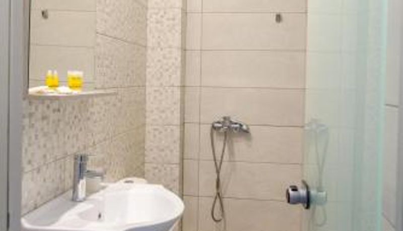 Łazienka - LUX Hotel 5 mins walk from port of Piraeus and metro station