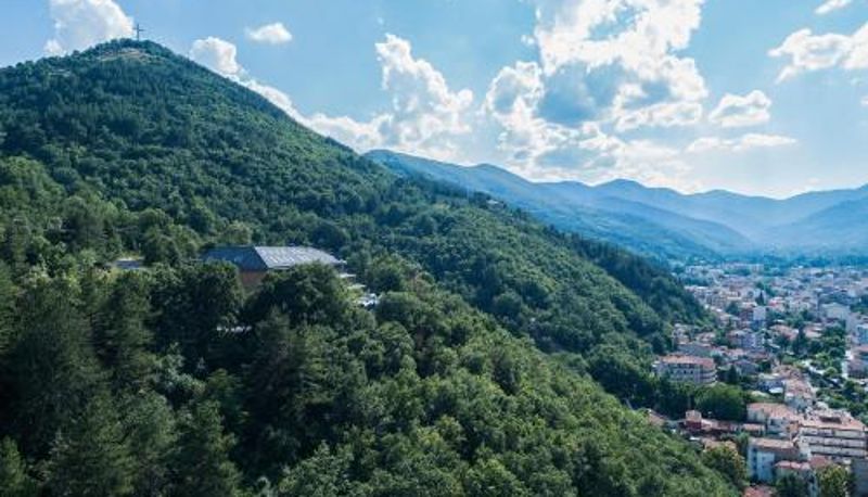 Buitenruimte van het hotel - The Lynx Mountain Resort