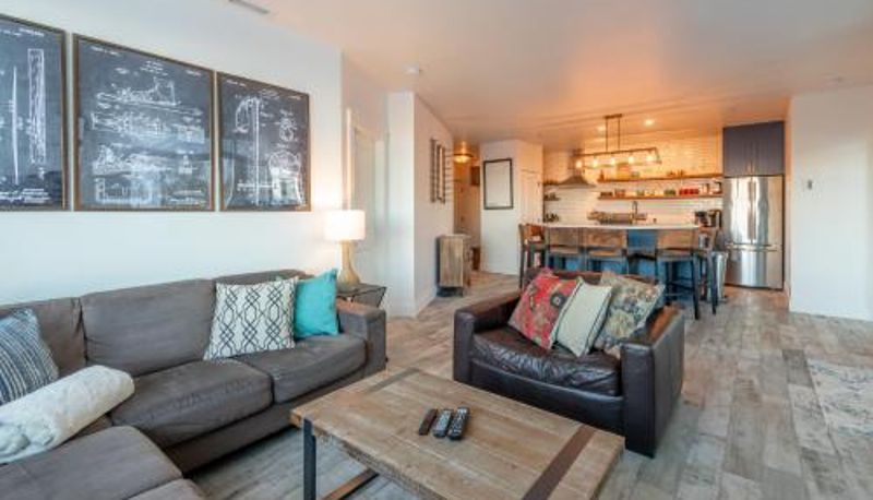 Daire - Fully Renovated Ski-in/out Loft with Private Hot Tub!