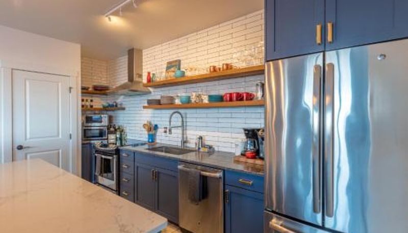 Daire - Fully Renovated Ski-in/out Loft with Private Hot Tub!