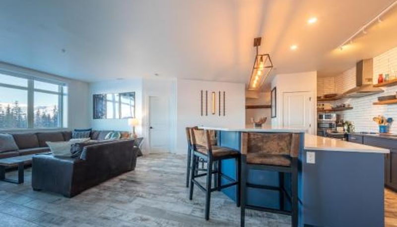 Daire - Fully Renovated Ski-in/out Loft with Private Hot Tub!