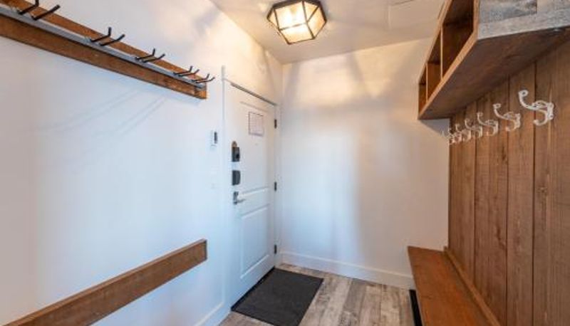 Daire - Fully Renovated Ski-in/out Loft with Private Hot Tub!