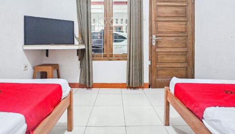 Zimmer - RedDoorz Syariah near Citimall Sukabumi