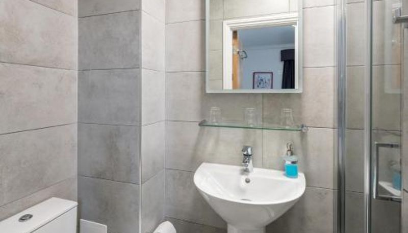 Banyo - London Victoria OYO Townhouse New England