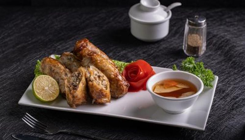 Frühstücksraum innerhalb des Restaurants - Queen Cafe Hotel & Pub