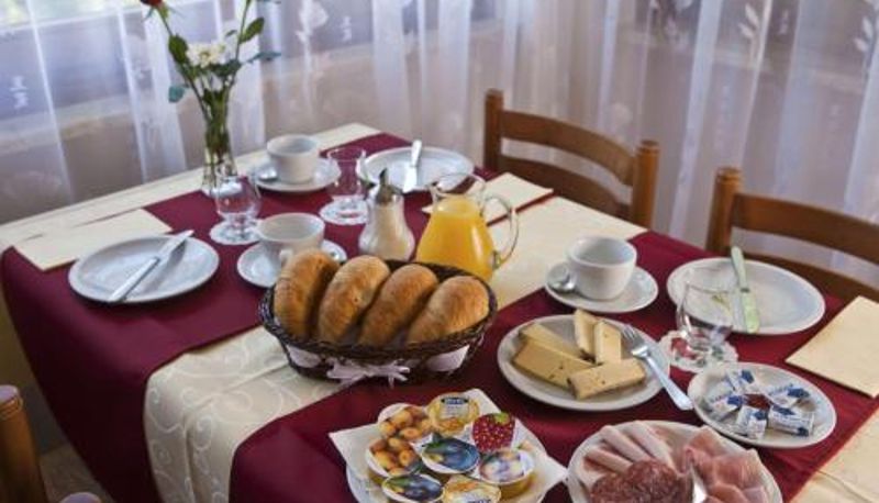 Sala de desayunos dentro del restaurante - Hotel Al Lago