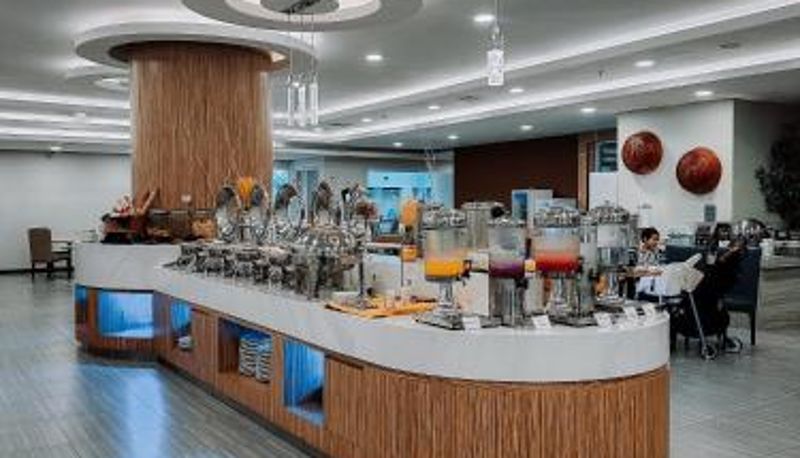 Sala de desayunos dentro del restaurante - Anara Sky Kualanamu Hotel