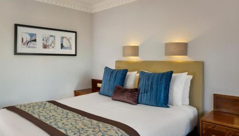 Quarto - by Thistle The Tower Hotel