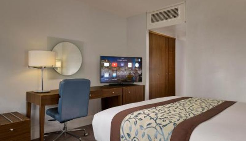 Quarto - by Thistle The Tower Hotel